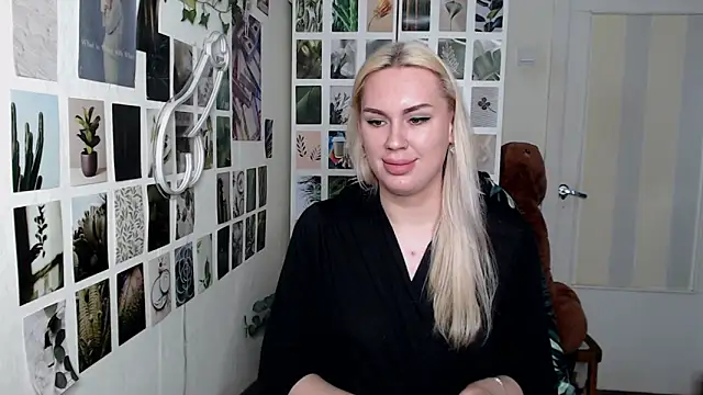 Snapshot of CapriScorpion chatting on 11.04.25 CapriScorpion online show from 11.04.25