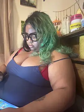 Snapshot of kweenxkarma chatting on 01.15.25 kweenxkarma online show from 01.15.25
