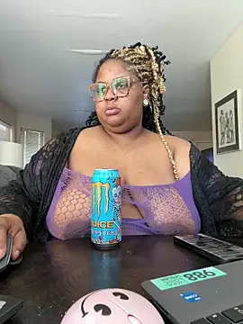 Snapshot of kweenxkarma chatting on 03.17.25 kweenxkarma online show from 03.17.25