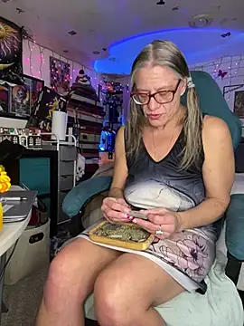 TrenaAnne online show from 02.19.25