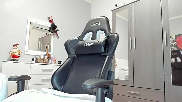 anisialuna  online show from 12.24.24