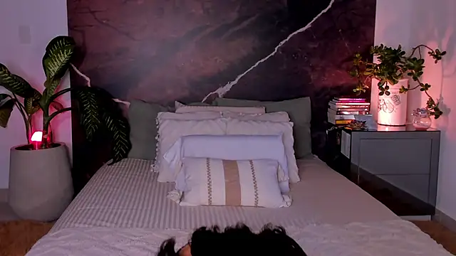 EmaSaenz online show from 09.16.25