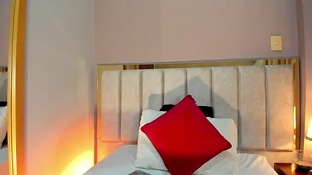 Emilywatsonn online show from 11.21.25