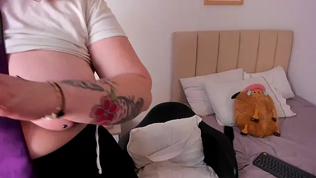 AngelPhoeniix  online show from 01.05.25