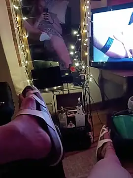 Snapshot of Dee-Lux_Fux chatting on 11.18.25 Dee-Lux Fux online show from 11.18.25