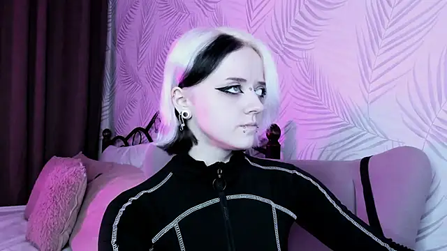 Holy Silvia online show from 12.19.24