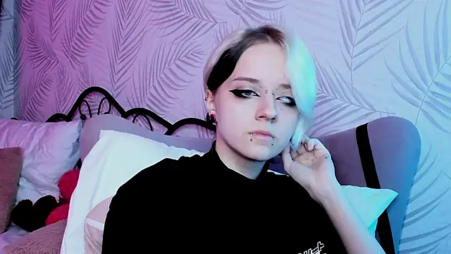 Holy Silvia online show from 02.21.25