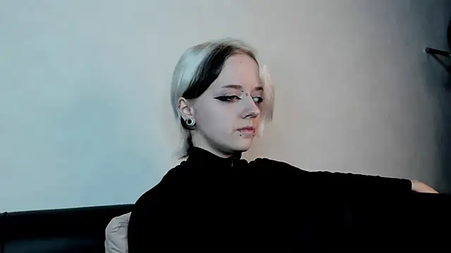 Holy Silvia online show from 02.28.25