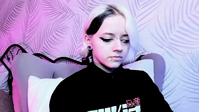 Holy Silvia online show from 03.14.25