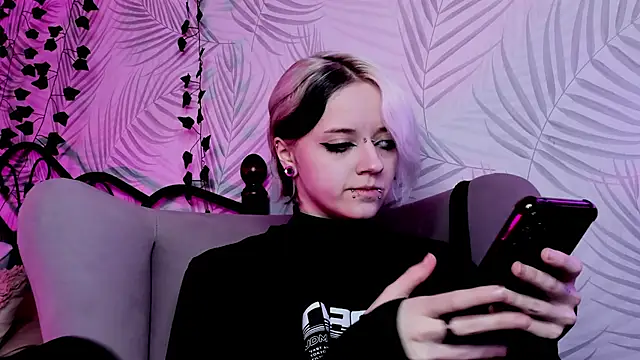 Holy Silvia online show from 03.21.25