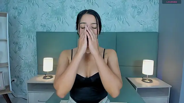 lexiethompson  online show from 10.11.25