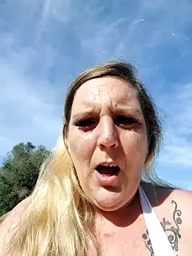 BecciDeluxe online show from 11.02.25