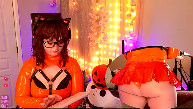 Snapshot of Angel-Lewd-Cake chatting on 10.19.25 Angel-Lewd-Cake online show from 10.19.25