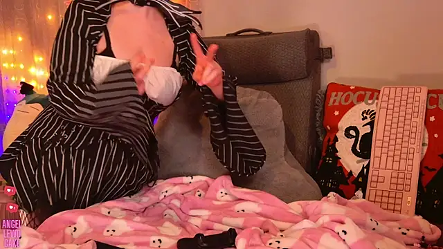 Snapshot of Angel-Lewd-Cake chatting on 11.01.25 Angel-Lewd-Cake online show from 11.01.25