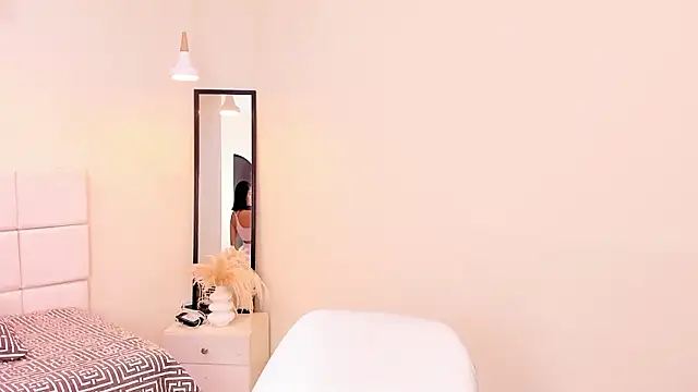 Snapshot of your_khloe chatting on 02.04.26 your khloe online show from 02.04.26