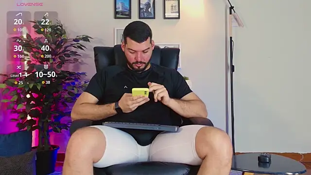 Snapshot of HenryBenso chatting on 10.05.25 HenryBenso online show from 10.05.25