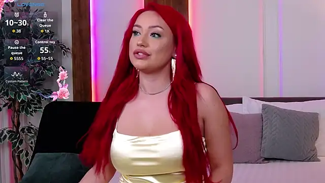 Snapshot of EmyHilton chatting on 10.13.25 EmyHilton online show from 10.13.25