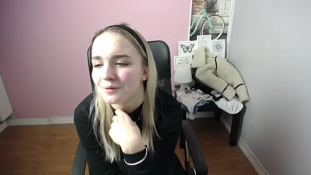 Snapshot of viktoria_lovely chatting on 12.17.24 viktoria lovely online show from 12.17.24