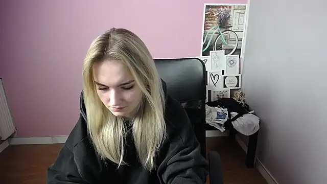 Snapshot of viktoria_lovely chatting on 12.23.24 viktoria lovely online show from 12.23.24