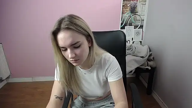 Snapshot of viktoria_lovely chatting on 01.18.25 viktoria lovely online show from 01.18.25