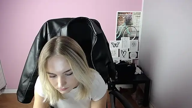 Snapshot of viktoria_lovely chatting on 10.10.25 viktoria lovely online show from 10.10.25