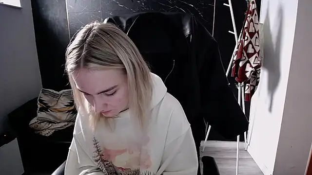 Snapshot of viktoria_lovely chatting on 11.11.25 viktoria lovely online show from 11.11.25