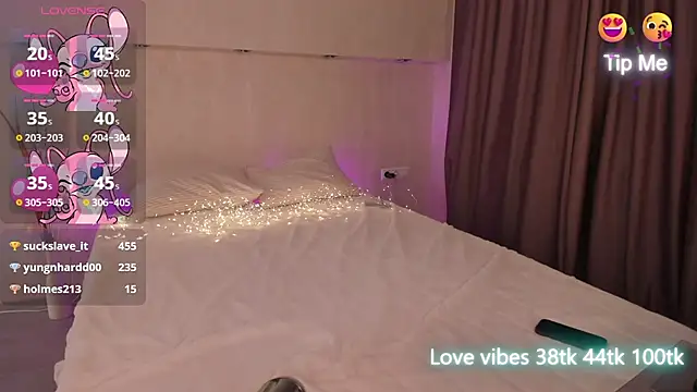 Snapshot of Tracy-Taylor chatting on 12.28.24 Tracy-Taylor online show from 12.28.24