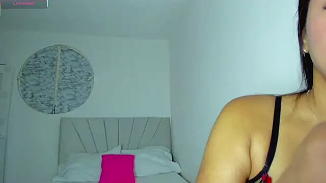 Snapshot of IsabelaVanegas_ chatting on 10.30.25 IsabelaVanegas online show from 10.30.25