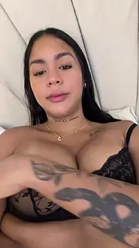 Snapshot of IsabelaVanegas_ chatting on 11.26.25 IsabelaVanegas online show from 11.26.25