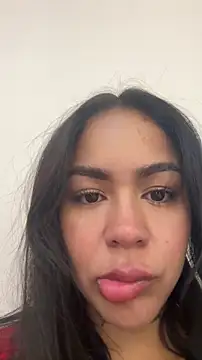 Snapshot of IsabelaVanegas_ chatting on 12.01.25 IsabelaVanegas online show from 12.01.25