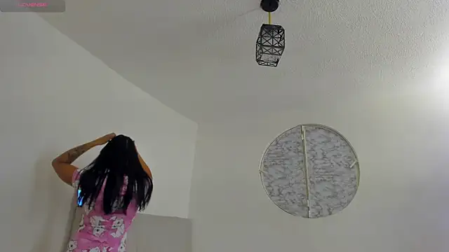 Snapshot of IsabelaVanegas_ chatting on 12.02.25 IsabelaVanegas online show from 12.02.25