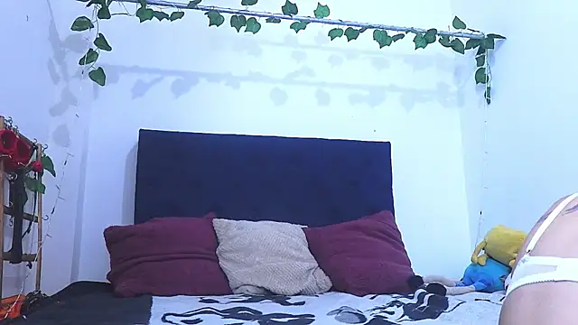 Snapshot of AliciaBasch chatting on 12.22.24 AliciaBasch online show from 12.22.24