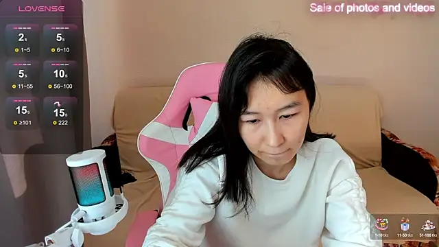 Snapshot of SaraXray chatting on 09.19.25 SaraXray online show from 09.19.25