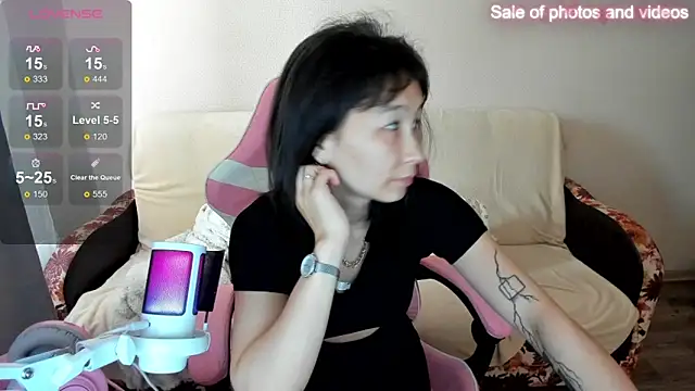 Snapshot of SaraXray chatting on 09.21.25 SaraXray online show from 09.21.25