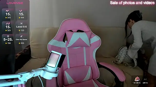 Snapshot of SaraXray chatting on 09.22.25 SaraXray online show from 09.22.25