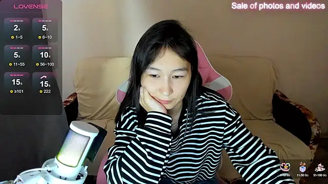 Snapshot of SaraXray chatting on 09.28.25 SaraXray online show from 09.28.25