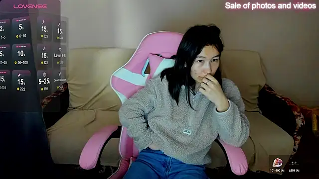 Snapshot of SaraXray chatting on 09.29.25 SaraXray online show from 09.29.25