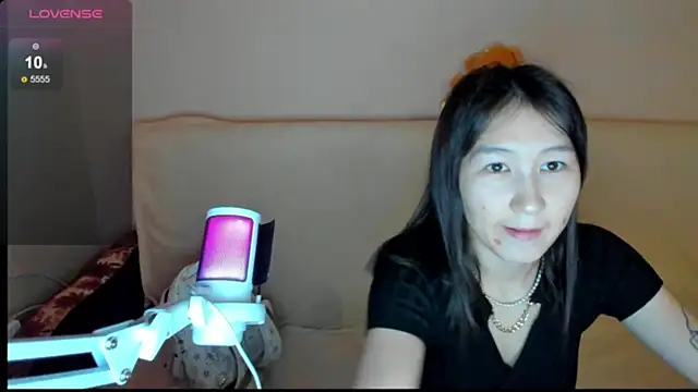 Snapshot of SaraXray chatting on 10.30.25 SaraXray online show from 10.30.25