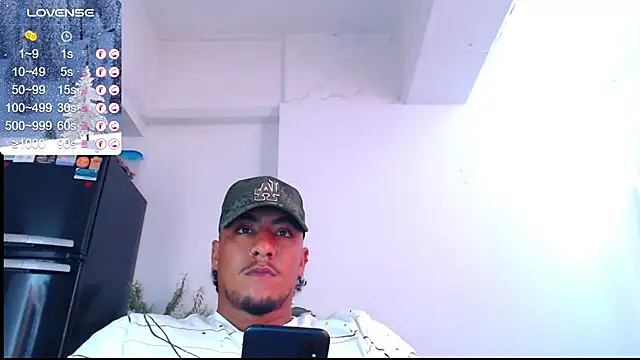 Snapshot of yosoy_enzo2020 chatting on 12.18.24 yosoy enzo2020 online show from 12.18.24