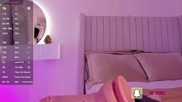 Snapshot of sarah-bonneth chatting on 02.11.25 sarah-bonneth online show from 02.11.25