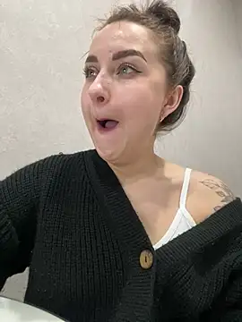Snapshot of ellie_ssexy chatting on 02.15.25 ellie ssexy online show from 02.15.25