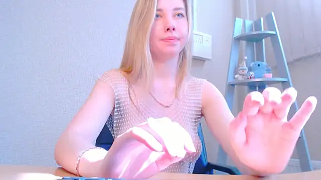 Snapshot of AliceFire_ chatting on 03.14.25 AliceFire online show from 03.14.25
