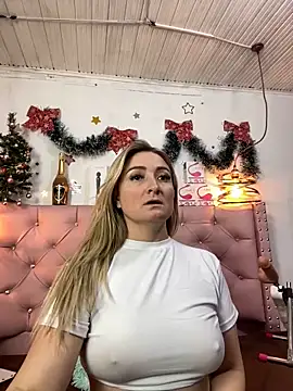 Snapshot of antonella87 chatting on 12.29.24 antonella87 online show from 12.29.24