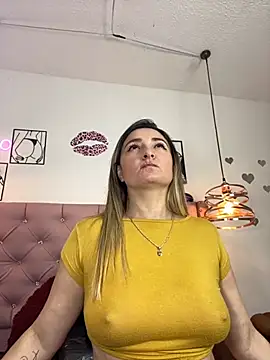 Snapshot of antonella87 chatting on 09.15.25 antonella87 online show from 09.15.25