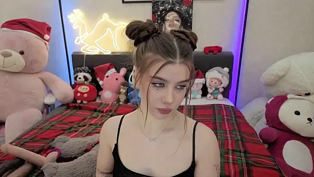 Snapshot of dolly_ll chatting on 12.18.25 dolly ll online show from 12.18.25