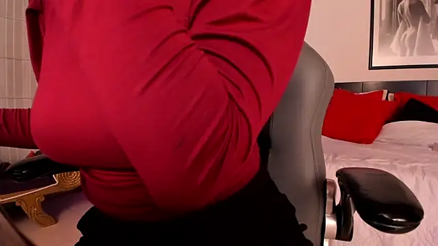 Snapshot of Moony_14 chatting on 10.18.25 Moony 14 online show from 10.18.25