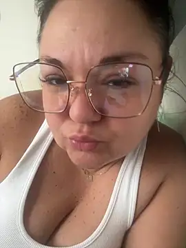 Snapshot of MikyVesela chatting on 11.05.25 MikyVesela online show from 11.05.25