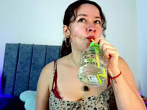 Snapshot of ArtesanaMK chatting on 09.21.25 ArtesanaMK online show from 09.21.25