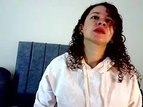 Snapshot of ArtesanaMK chatting on 09.28.25 ArtesanaMK online show from 09.28.25