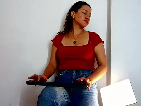 Snapshot of ArtesanaMK chatting on 10.02.25 ArtesanaMK online show from 10.02.25